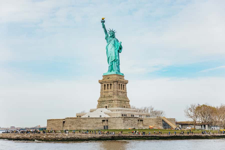 NYC: Circle Line 2.5 Hour Best of NYC Boat Cruise - The Narration Setup: Live English Guide Plus 9-Language Audio
