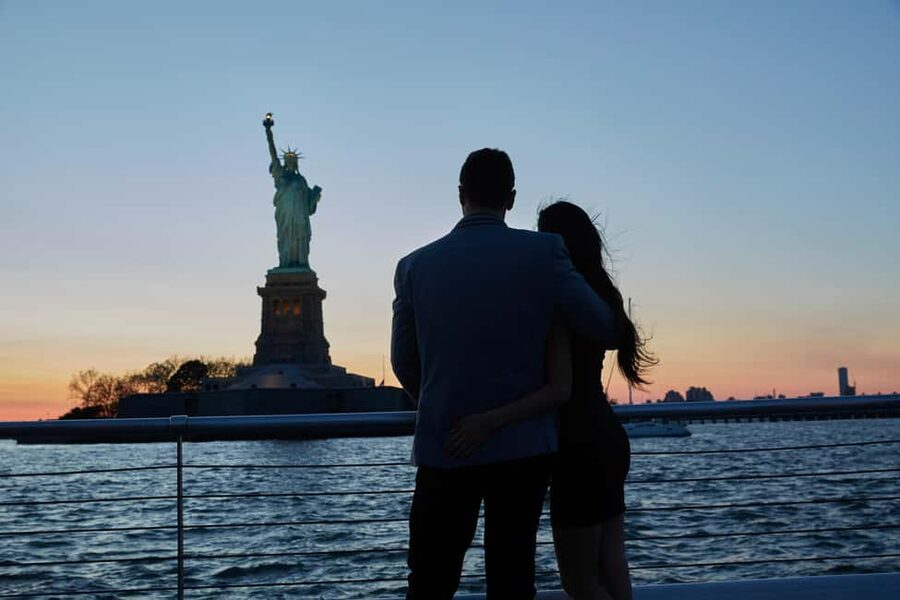 NYC: City Cruises Luxury Brunch, Lunch or Dinner Cruise - The Route in Real Time: What You See at Each Landmark Moment