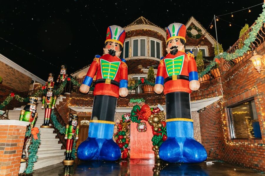 NYC: Dyker Heights Christmas Lights & Skyline View Bus Tour - The Return Ride: Brooklyn Bridge Park Skyline and the East River View Stretch
