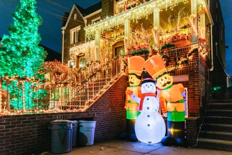 NYC: Dyker Heights Christmas Lights & Skyline View Bus Tour - Who Should Book This Dyker Heights Christmas Lights Tour