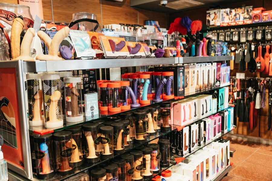 NYC: Sex and the City Hotspots Bus Tour (On Location Tours) - Where to Meet at Bergdorf Goodman, and How Boarding Really Works
