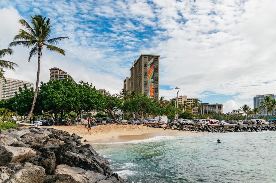 Oahu: Beginner-Friendly Waikiki Beach Surfing Lesson - The 20 to 30 minute land lesson that makes standing up feel possible