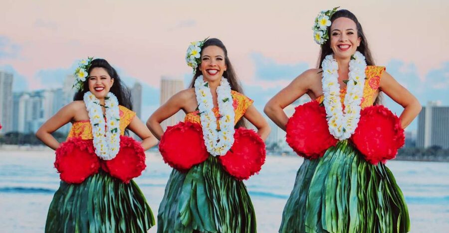 Oahu: Ka Moana Luau Dinner and Show at Aloha Tower - Drinks and the bar setup: Mai Tais, beer, and the pineapple cocktail