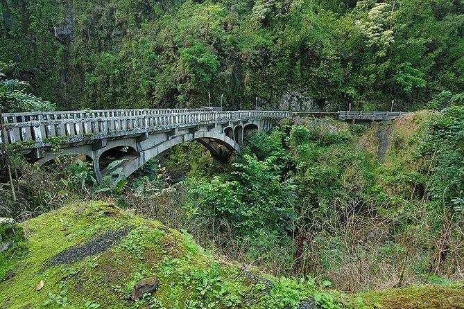 Road to Hana Adventure Maui Tour with Lunch - Wai’anapanapa State Park: the black sand beach moment, with limited time