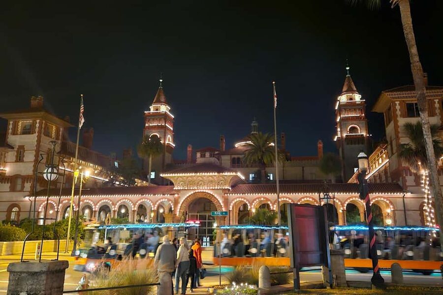 St Augustine: Nights of Lights Trolley Tour - Ending on a warm note: sugar cookies and apple cider
