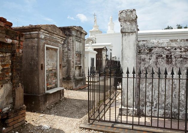 St. Louis Cemetery No. 1 Official Walking Tour - Guide quality and the small-group advantage