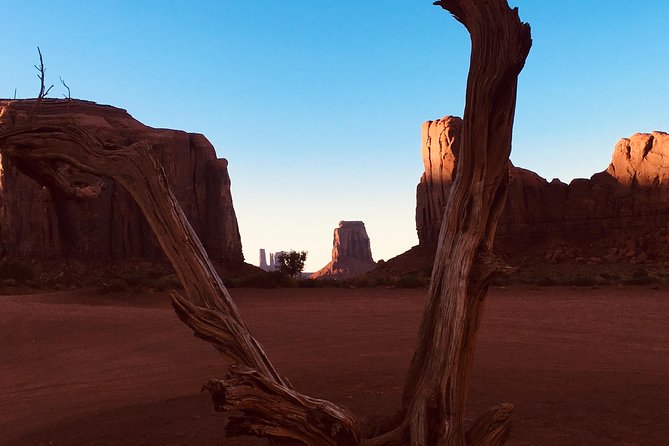 Sunset Tour of Monument Valley - Navajo culture moments: rug weaving and musical blessings