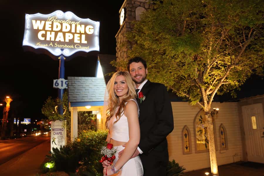 Vegas: Elvis-Themed Graceland Chapel Wedding or Vow Renewal - The professional photographer, 40+ shots, and why no phones can be a relief