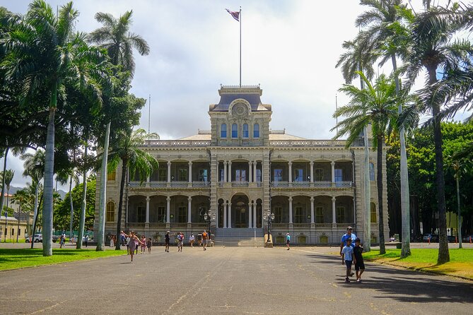 Waikiki Trolley Red Line Heroes & Legends Hop-on Hop-off Tour - Crowds, sound, and finding your next trolley stop