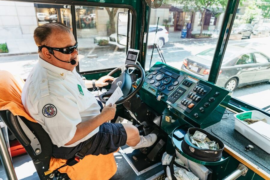 Washington, DC: Hop-On Hop-Off Old Town Trolley City Tour - Live English guide plus app GPS audio in 7 languages